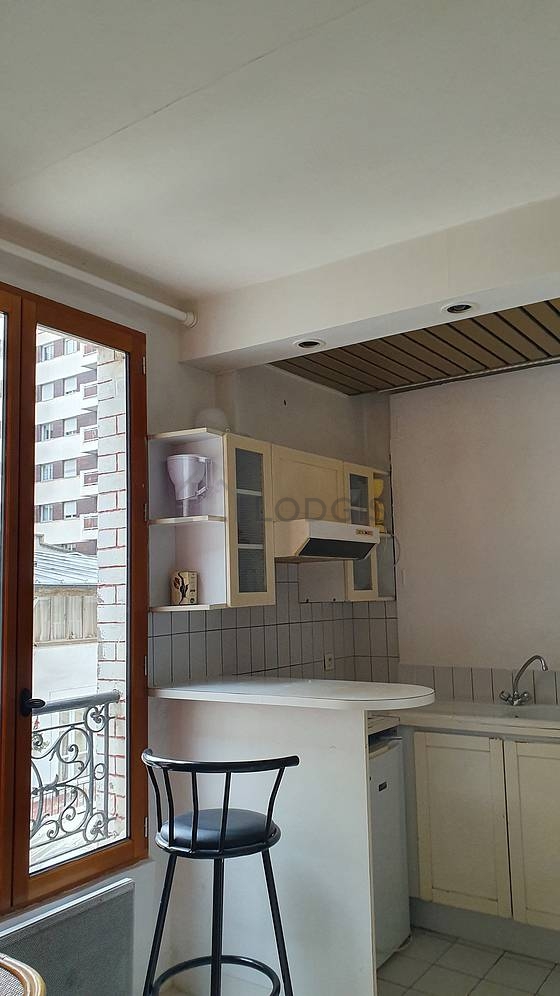 Belle cuisine avec du carrelage au sol