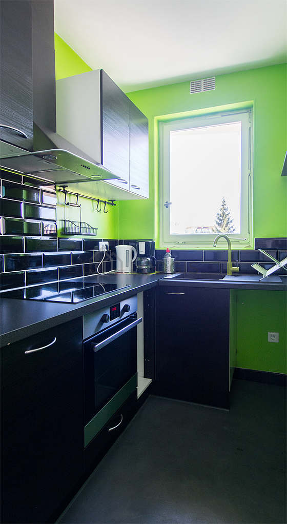 Belle cuisine avec du linoleum au sol