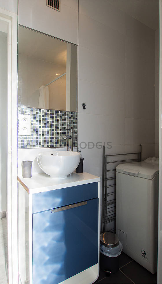 Belle salle de bain claire avec du carrelage au sol