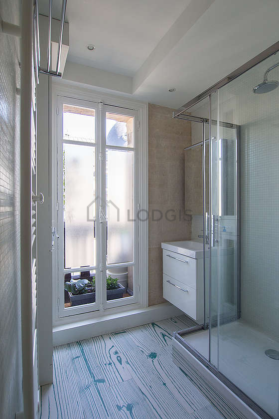 Belle salle de bain claire avec fenêtres et du carrelage au sol