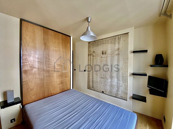 Alcove equipped with 1 bed(s) of 140cm, tv, shelves