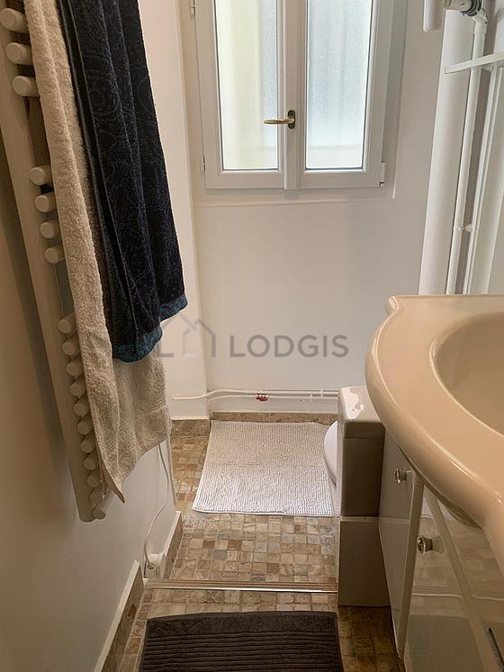 Salle de bain avec fenêtres et du carrelage au sol