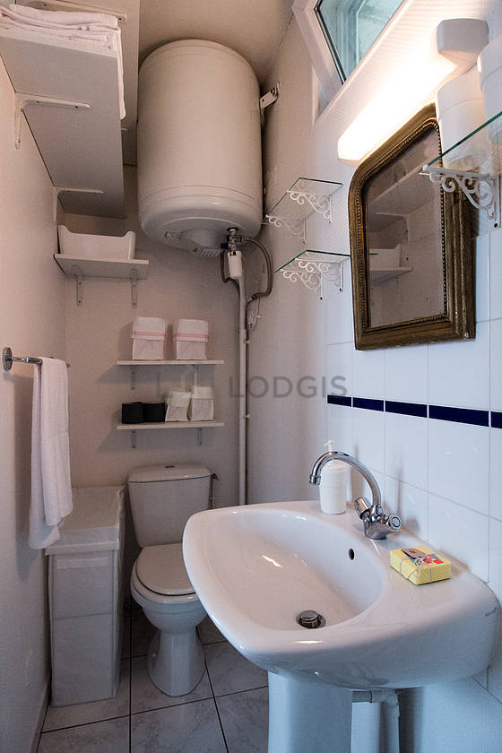 Salle de bain équipée de serviettes de bain