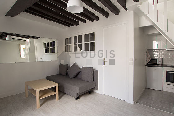 Salon avec du parquet au sol