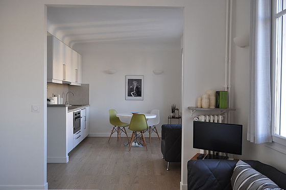 Salon avec du parquet au sol