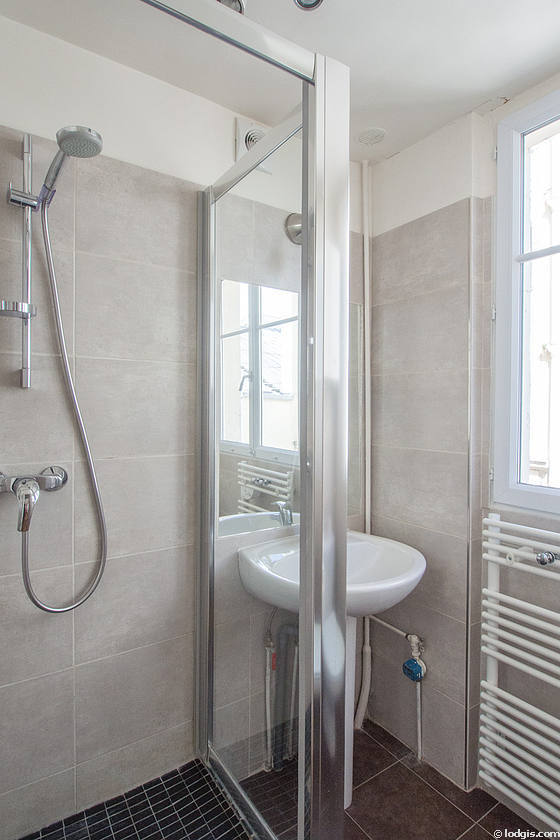 Bathroom equipped with bath towels