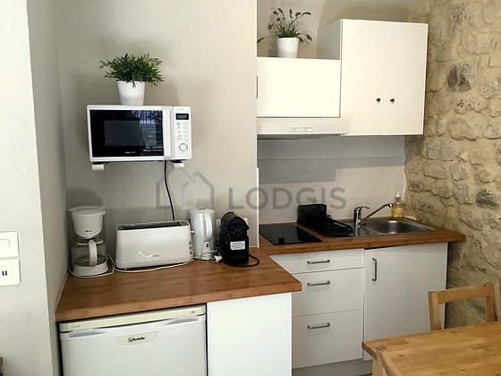 Cuisine équipée de plaques de cuisson, réfrigerateur, freezer, vaisselle