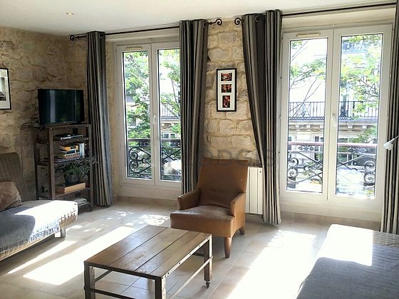 Salon avec du carrelage au sol