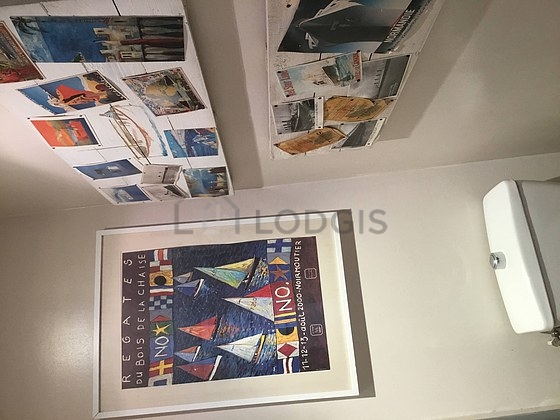 Toilettes indépendantes de la salle d'eau