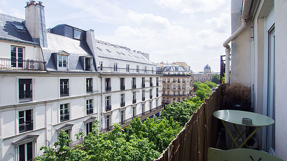 Terrasse avec vue sur rue