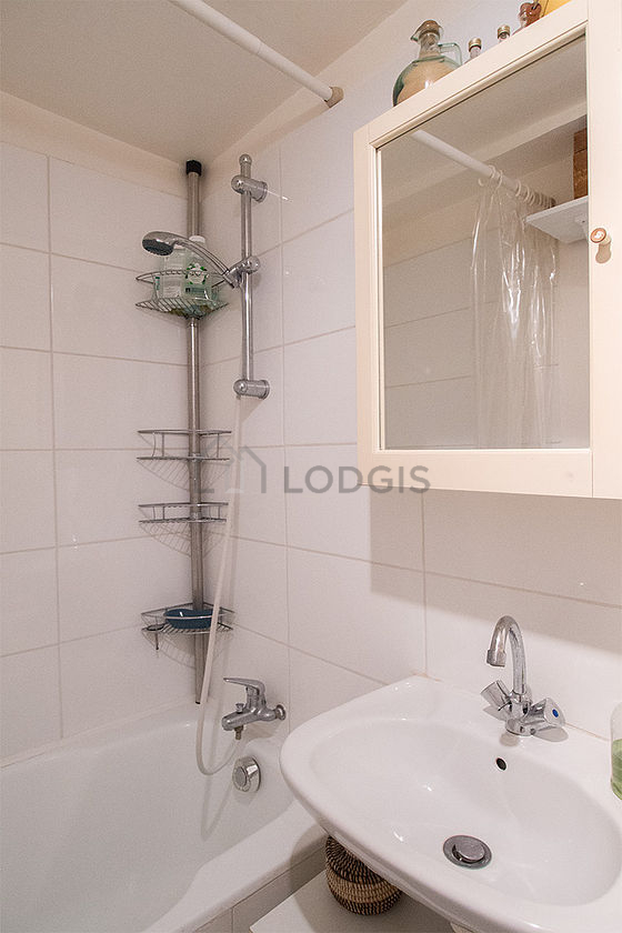 Bathroom equipped with bath towels