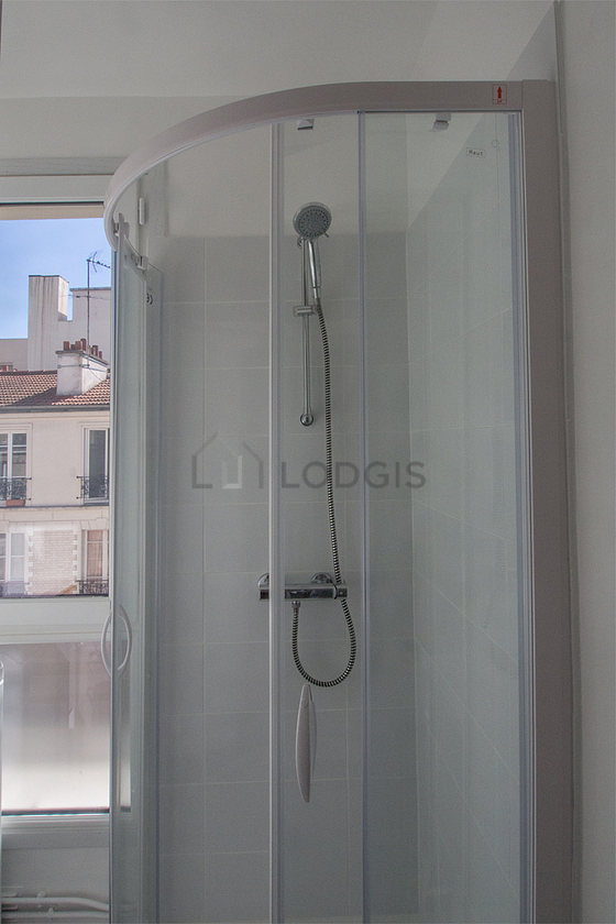 Salle de bain équipée de lave linge, serviettes de bain