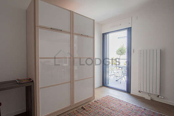 Very quiet and bright alcove equipped with 1 murphy bed(s) of 140cm, desk, wardrobe, cupboard