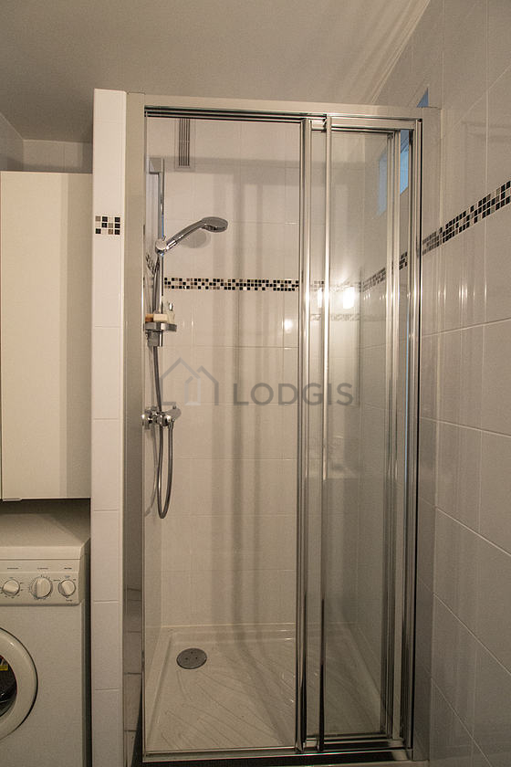 Salle de bain équipée de lave linge, serviettes de bain