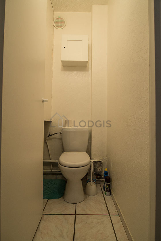 Toilettes indépendantes de la salle d'eau
