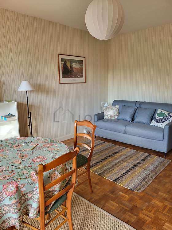 Large living room of 20m² with wooden floor