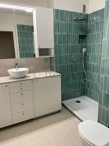 Belle salle de bain claire avec du carrelage au sol