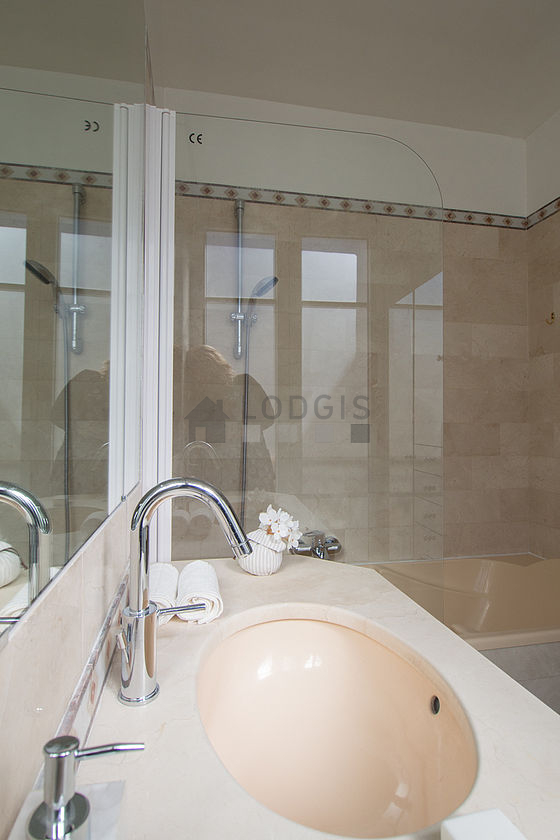 Bathroom equipped with bath towels