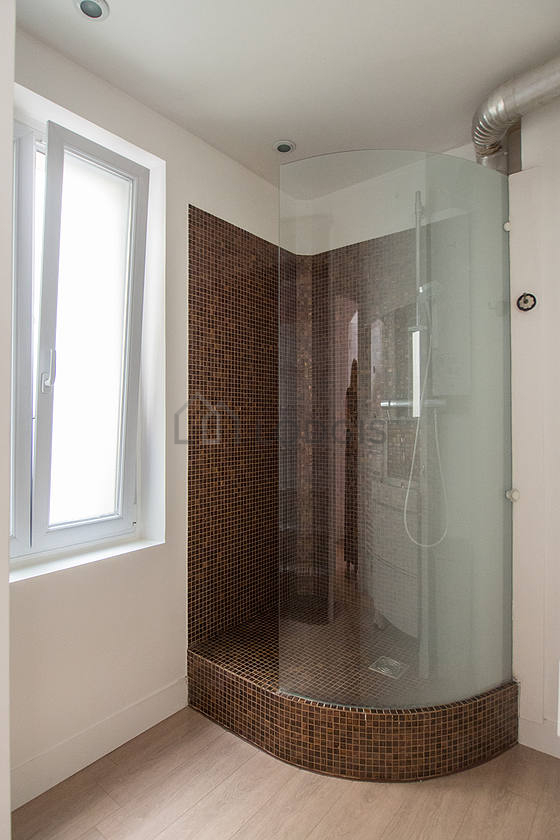 Bathroom equipped with bath towels