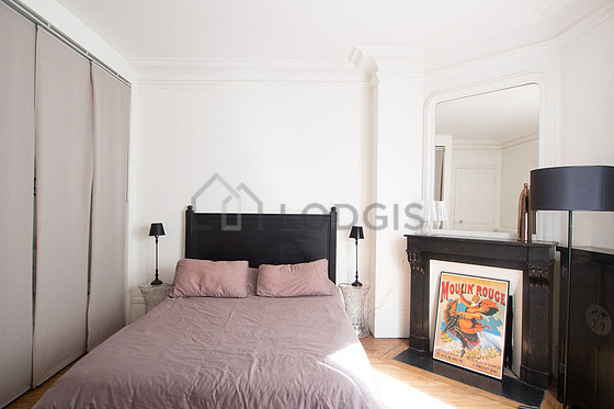 Chambre avec du parquet au sol