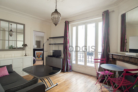 Séjour très calme équipé de 1 canapé(s) lit(s) de 140cm, télé, commode, 2 chaise(s)
