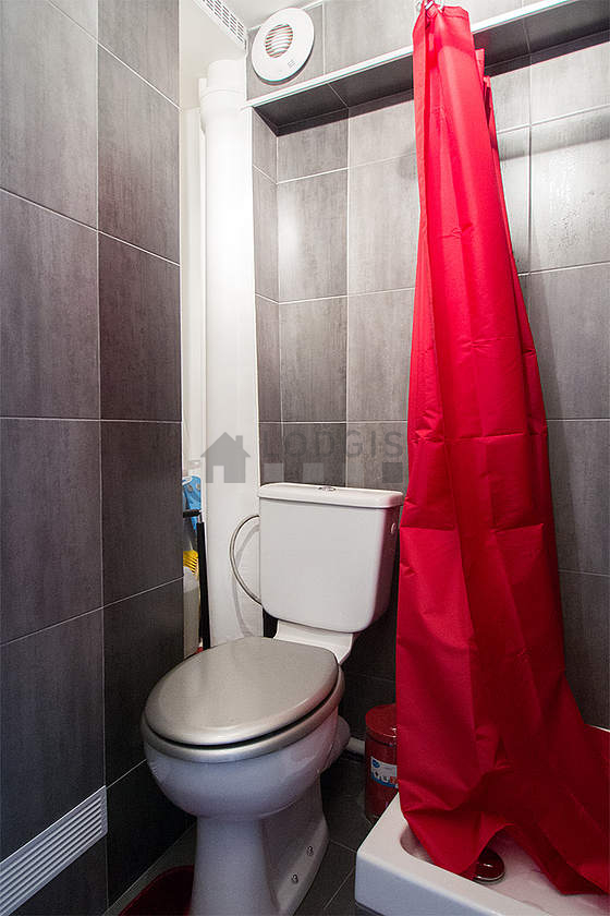 Salle de bain avec du carrelage au sol