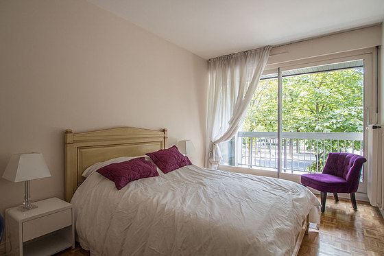 Chambre avec du parquet au sol
