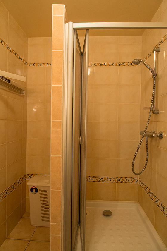 Belle salle de bain avec du carrelage au sol