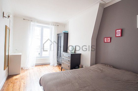 Chambre avec du parquet au sol