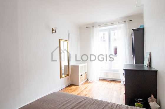 Chambre avec fenêtres double vitrage donnant sur rue