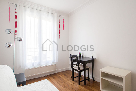 Chambre avec fenêtres double vitrage donnant sur cour