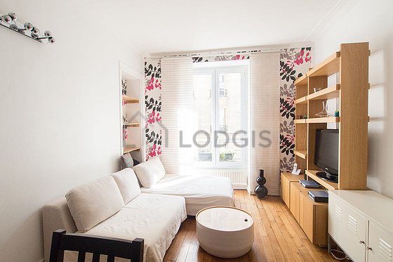 Séjour très calme équipé de 1 canapé(s) lit(s) de 120cm, télé, placard, 1 chaise(s)