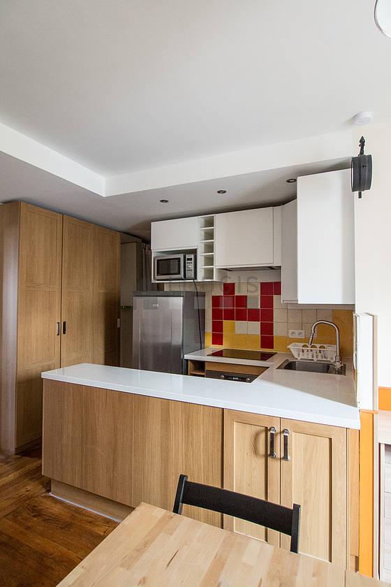 Cuisine équipée de lave vaisselle, plaques de cuisson, réfrigerateur, hotte