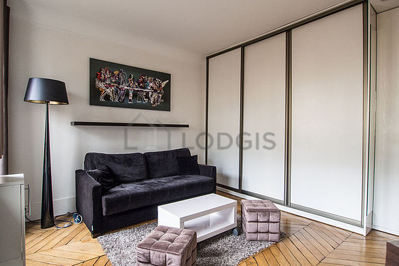 Living room of 18m² with wooden floor