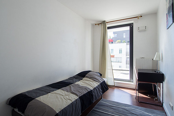 Chambre avec du parquet au sol