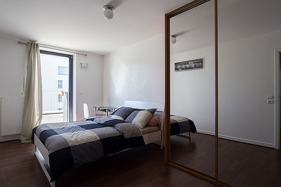 Chambre avec du parquet au sol