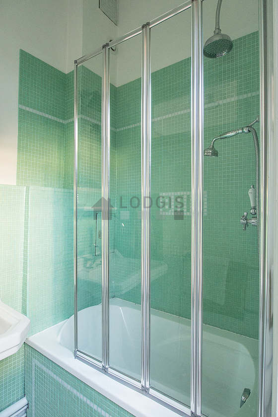 Bathroom equipped with bath towels