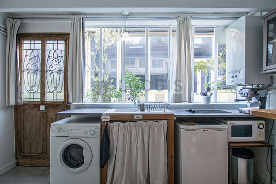 Belle cuisineouverte sur le séjour avec du carrelage au sol