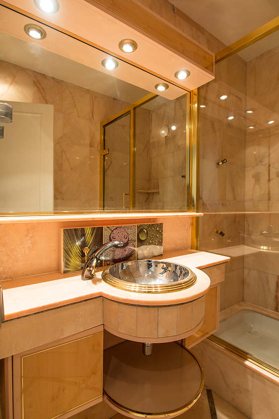 Belle salle de bain claire avec du marbre au sol