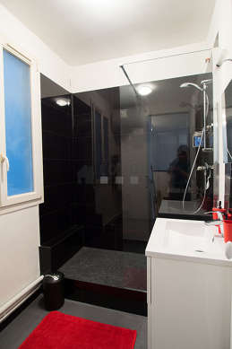 Pleasant bathroom with double-glazed windows and with tilefloor