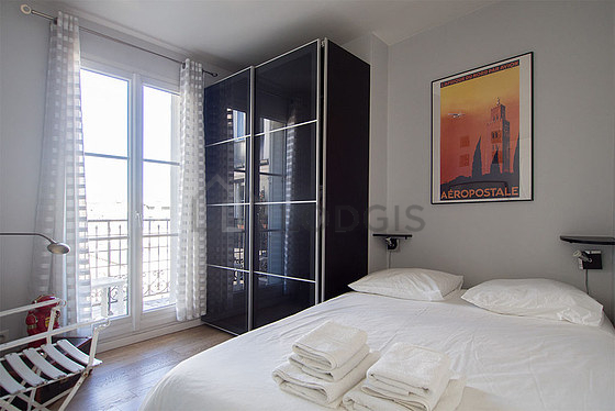 Chambre avec du parquet au sol