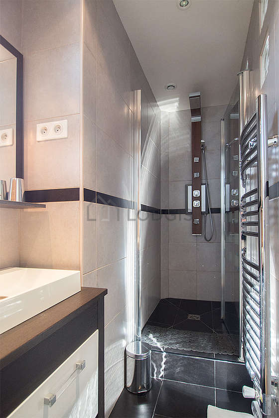 Salle de bain équipée de serviettes de bain