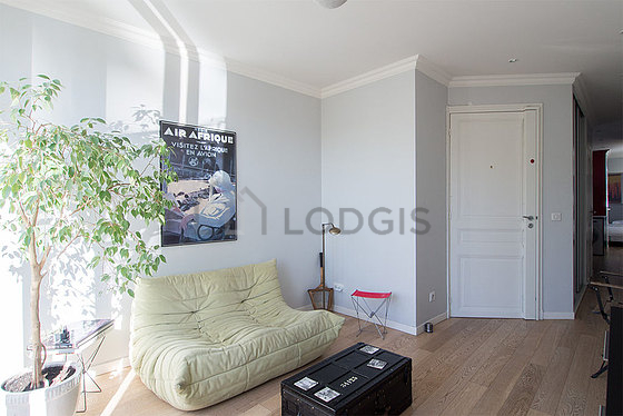 Séjour avec fenêtres double vitrage et balcon