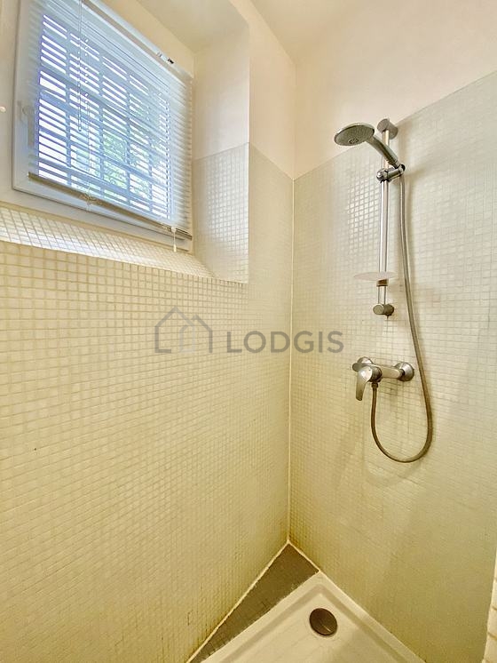 Bathroom equipped with bath towels