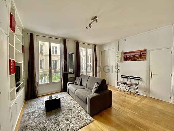 Bright living room furnished with 6 chair(s)