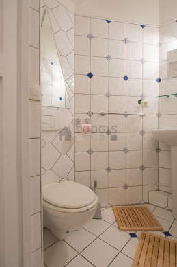 Belle salle de bain avec du carrelageau sol