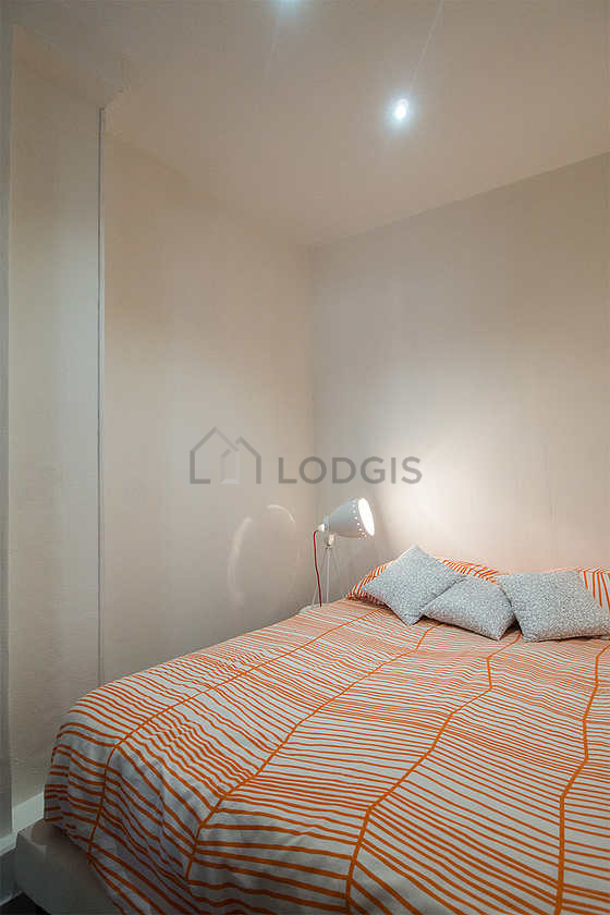 Chambre avec du carrelage au sol