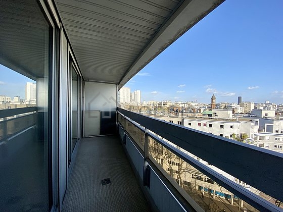 Séjour avec fenêtres double vitrage et balcon donnant sur rue