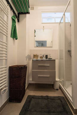 Salle de bain équipée de lave linge, sèche linge, serviettes de bain