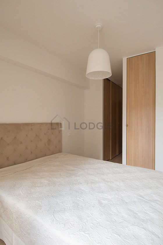 Chambre avec fenêtres double vitrage donnant sur rue